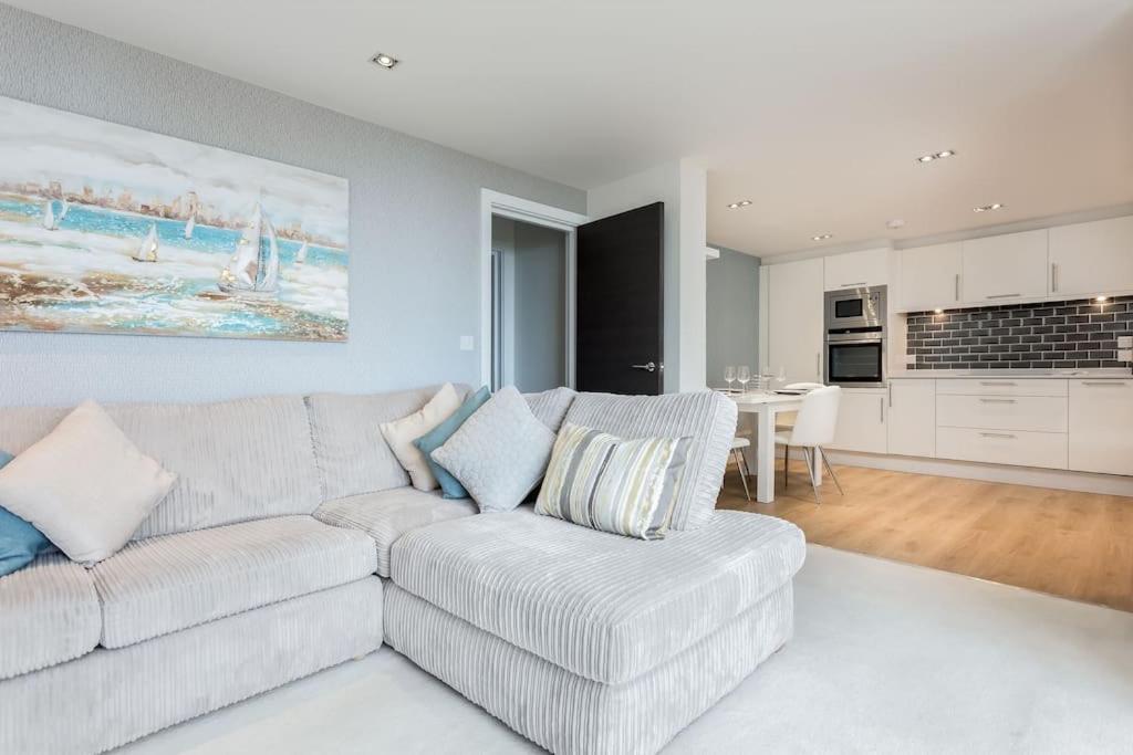 Stunning 2 Bed Apartment, Fabulous Sea View & 2 Minutes To Beach With Parking Bournemouth Esterno foto