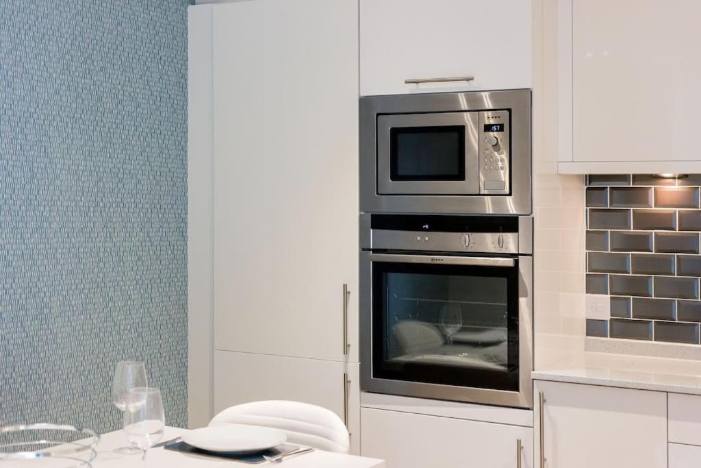 Stunning 2 Bed Apartment, Fabulous Sea View & 2 Minutes To Beach With Parking Bournemouth Esterno foto