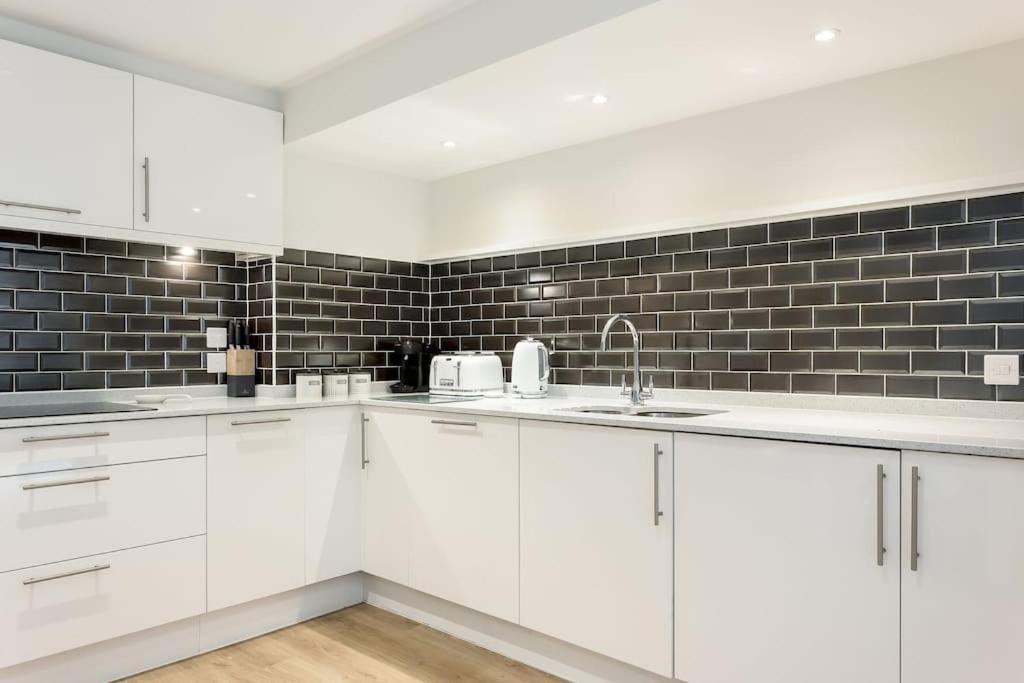 Stunning 2 Bed Apartment, Fabulous Sea View & 2 Minutes To Beach With Parking Bournemouth Esterno foto