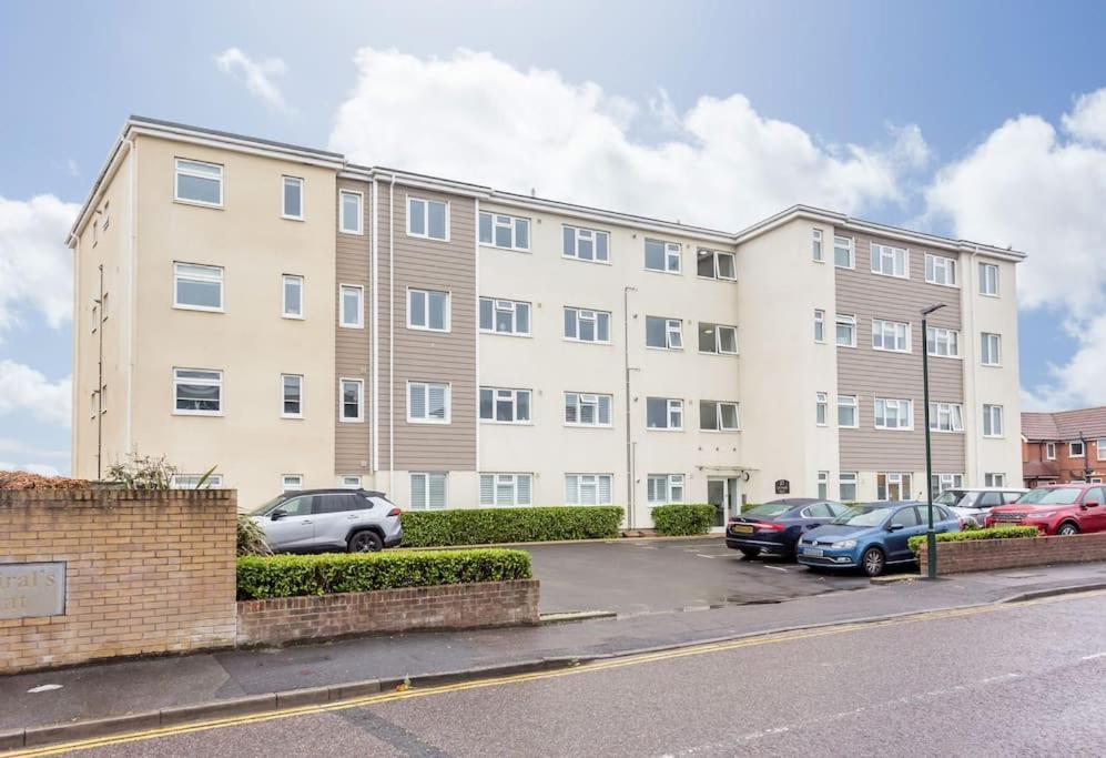 Stunning 2 Bed Apartment, Fabulous Sea View & 2 Minutes To Beach With Parking Bournemouth Esterno foto
