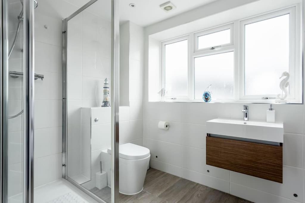 Stunning 2 Bed Apartment, Fabulous Sea View & 2 Minutes To Beach With Parking Bournemouth Esterno foto