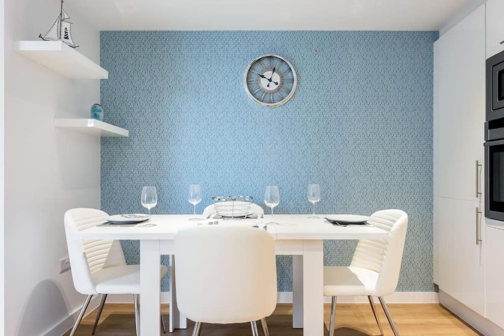 Stunning 2 Bed Apartment, Fabulous Sea View & 2 Minutes To Beach With Parking Bournemouth Esterno foto