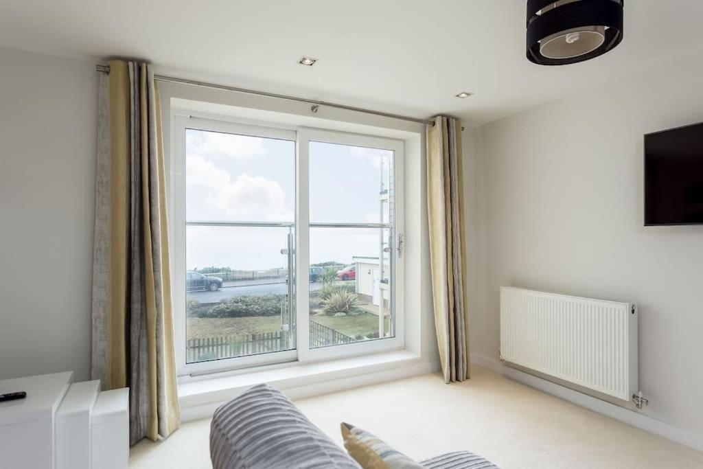 Stunning 2 Bed Apartment, Fabulous Sea View & 2 Minutes To Beach With Parking Bournemouth Esterno foto