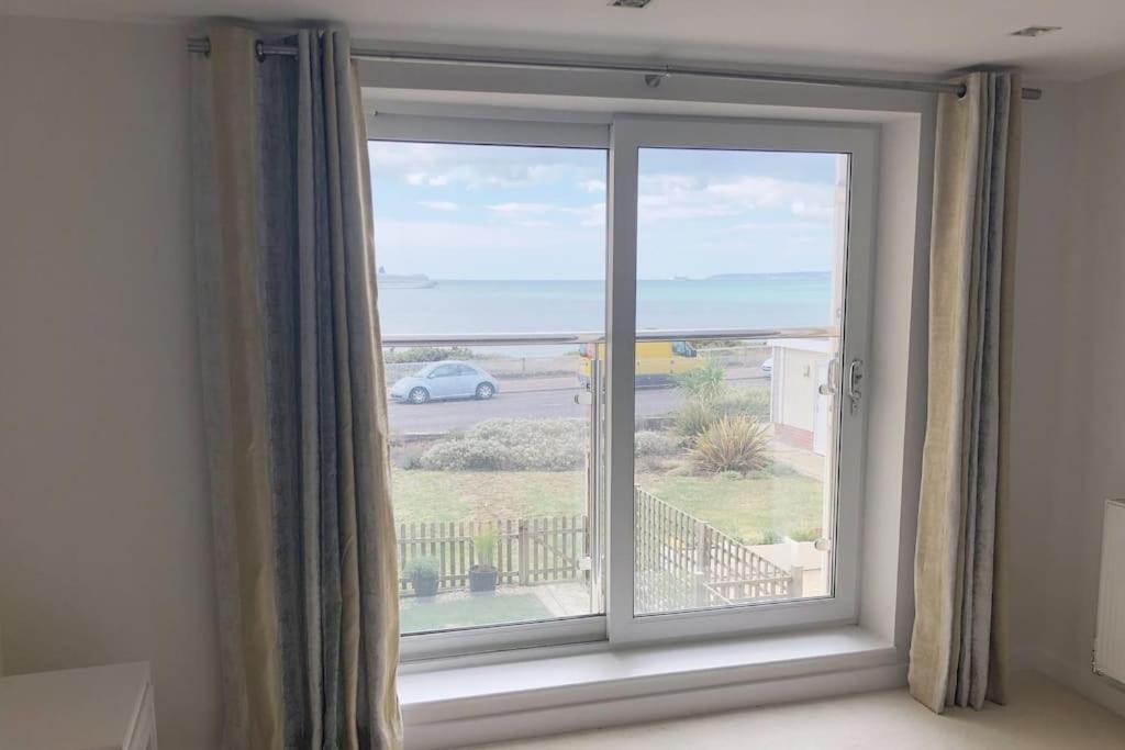 Stunning 2 Bed Apartment, Fabulous Sea View & 2 Minutes To Beach With Parking Bournemouth Esterno foto